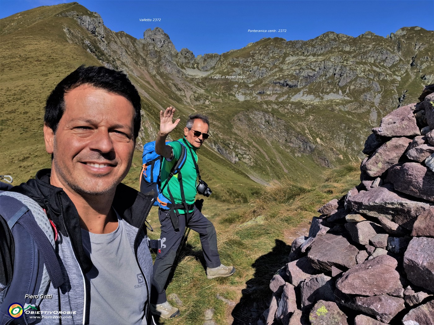 16 Dall'omone del Monte Foppa (1895 m) selfie con vista verso il Valletto e il Ponteranica.jpg